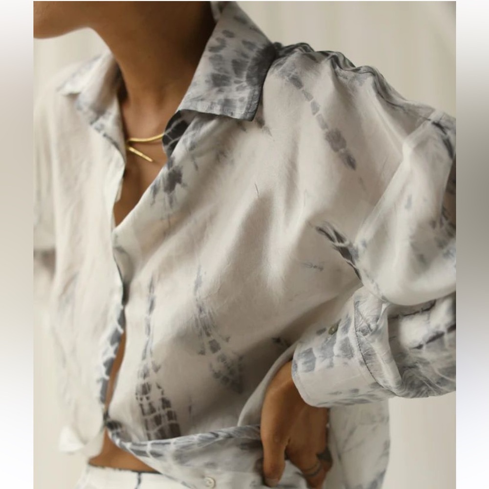 Kismet Front Tie, tie Dye Gray Sponge Pattern Blouse -size large